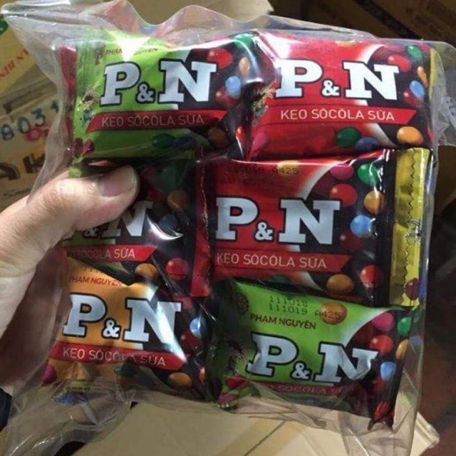 Bịch lớn gồm 30 bịch kẹo sôcôla Phạm Nguyên P&N