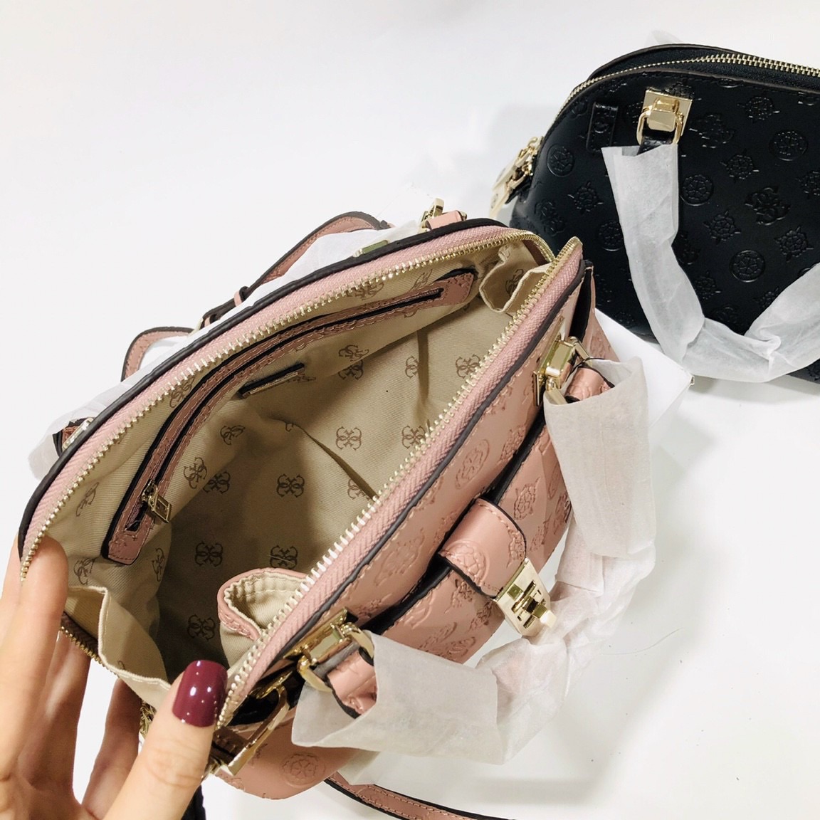 Túi xách Guess dáng hến siêu iu
