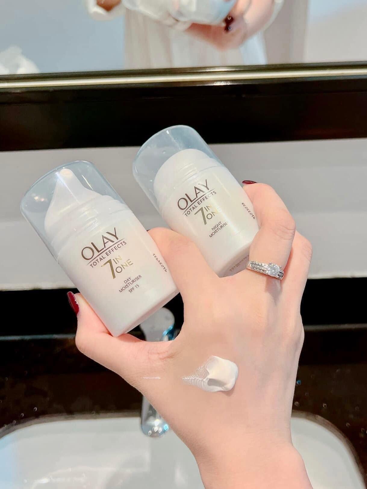 Kem Dưỡng Olay Total Effects 7 In 1 Day & Night