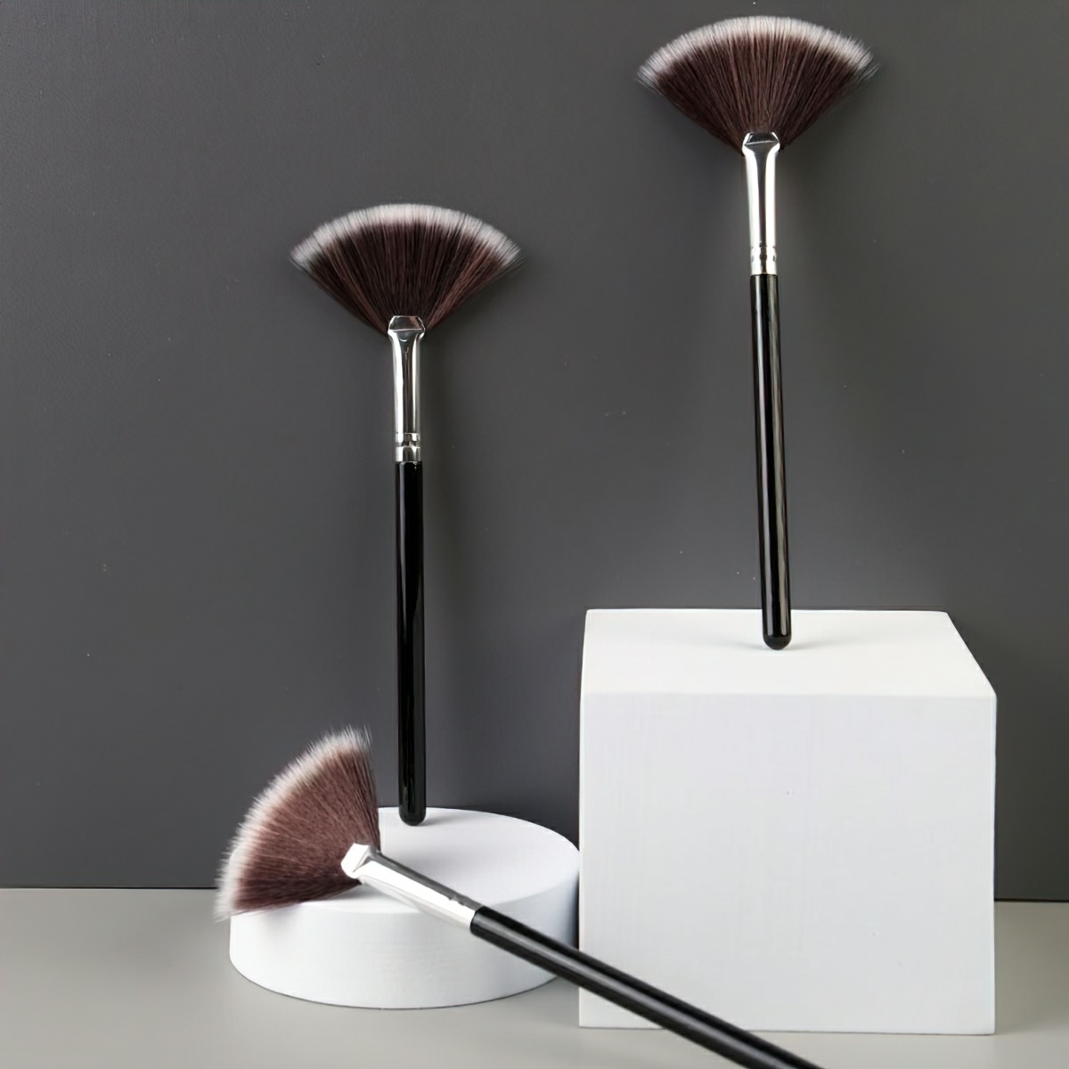 Makeup brush, eyeshadow brush, highlighter brush for Face / Nose / Eyes / Convenient Fingertips