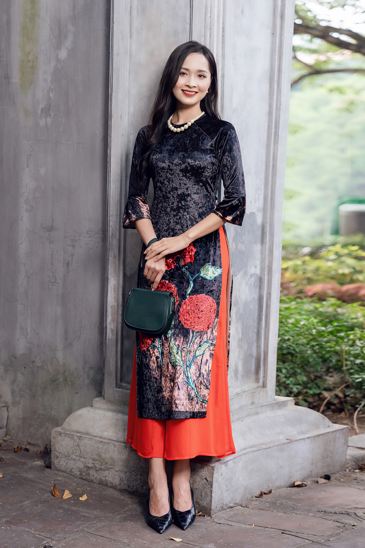 Áo Dài Lamer Cách Tân Nhung Hình Hoa Đỏ Tay Nhún L61A18Q044