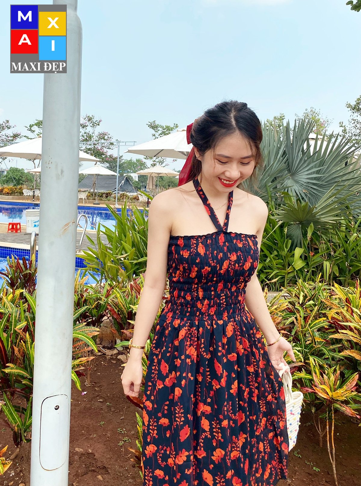 Đầm maxi cúp ngực dáng ngắn - dây nơ cổ hoa cam nền đen gợi cảm