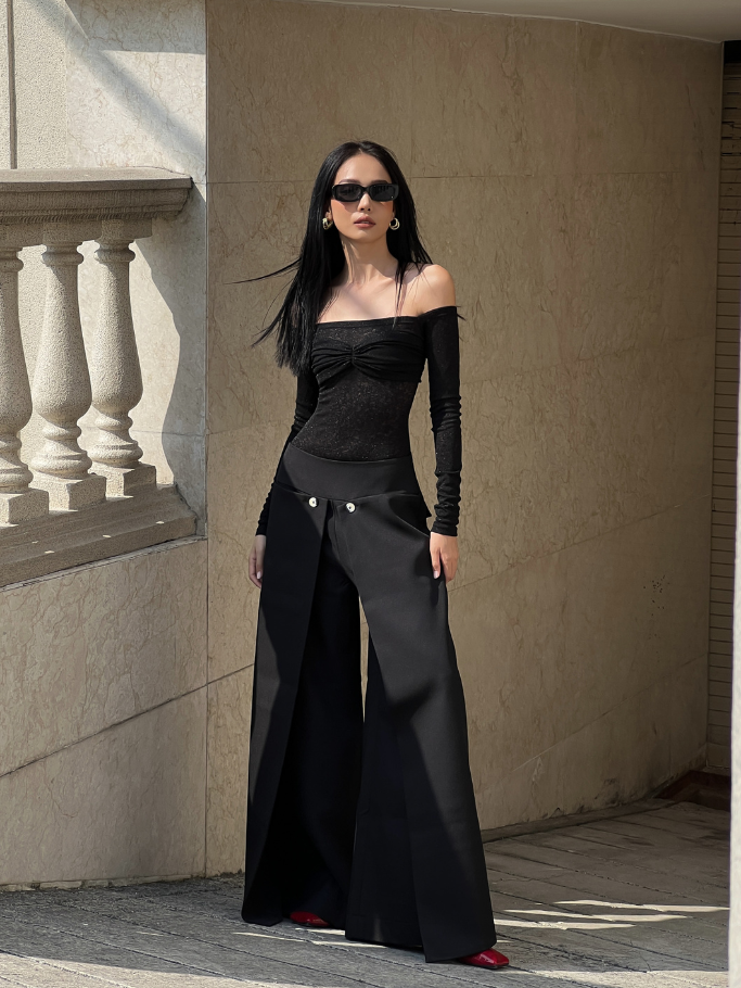 COCO SIN - Áo Trẹt Vai Thun Đen Xoắn Ngực