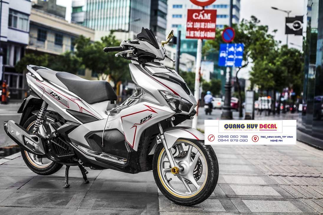 Tem trùm xe AIR BLADE  trắng bạc chỉ đỏ - làm tem dán xe máy AIR BLADE theo yêu cầu - Tem trùm xe AIR BLADE rẻ và đẹp