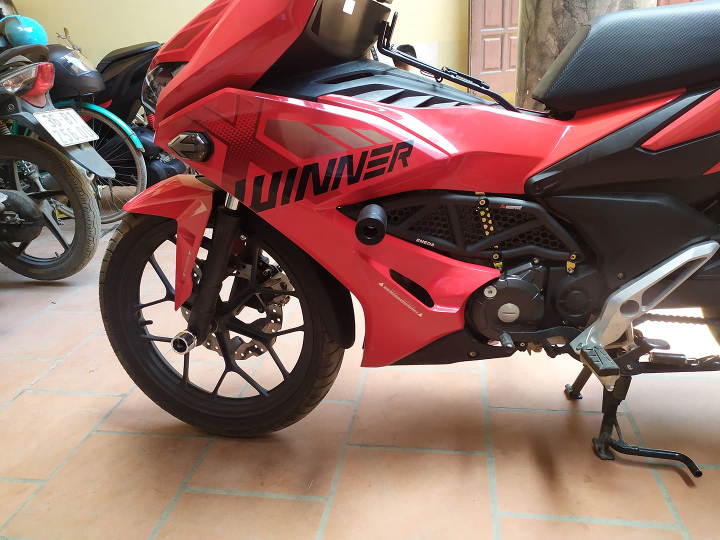Chống đổ khung Winner X