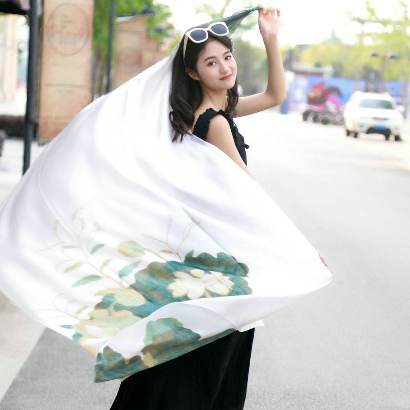 Mô phỏng khăn lụa phụ nữ chống nắng bằng khăn biển mới Khăn Lụa Satin in Khăn lụa bãi biển mỏng