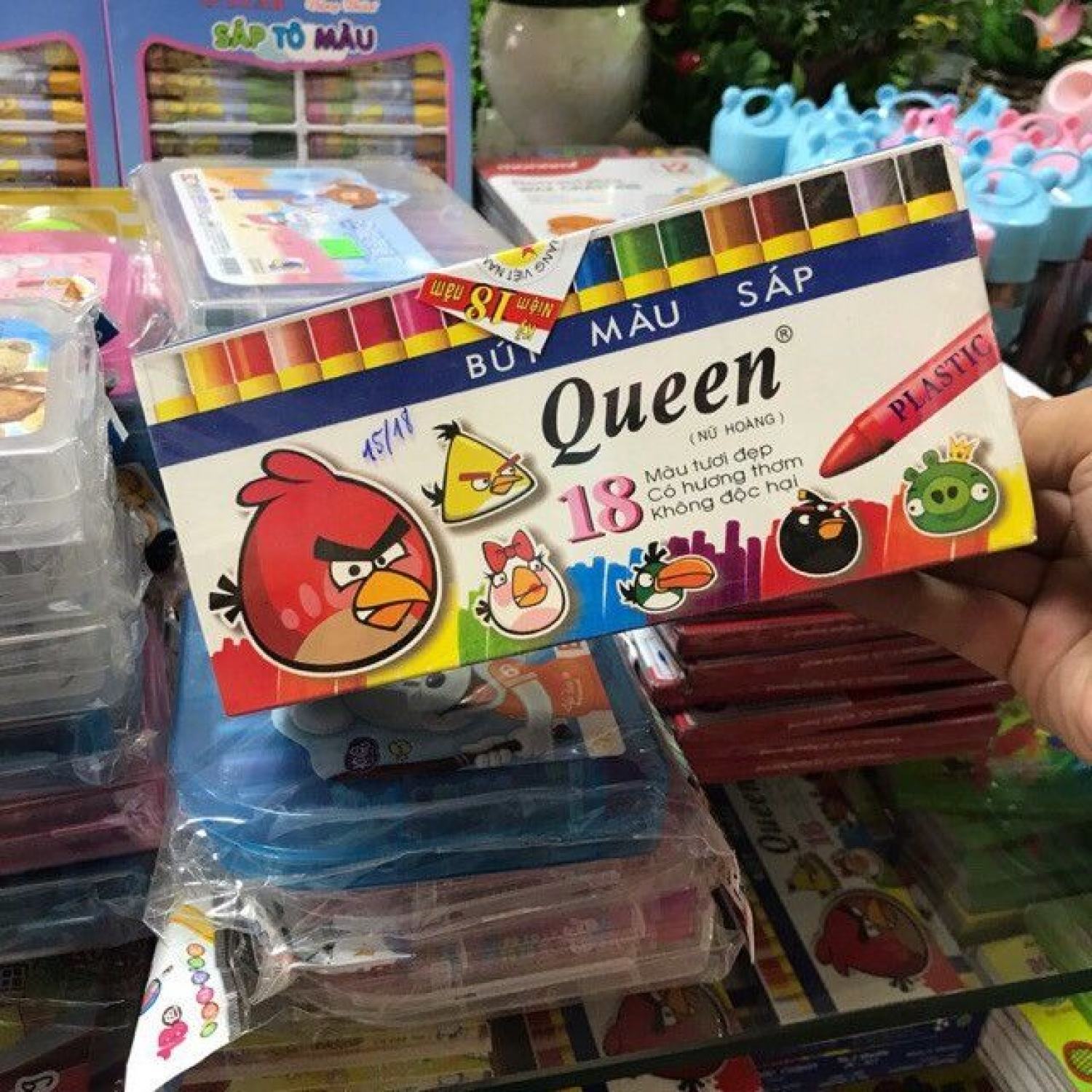 Bút sáp queen 18 màu .Màu vẽ đậm, đều, mịn, có khả năng chồng màu và phối màu rất tốt.