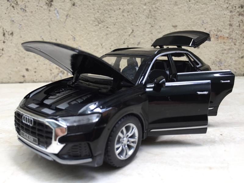 [HCM]Mô hình xe ô tô AUDI Q8 1:32