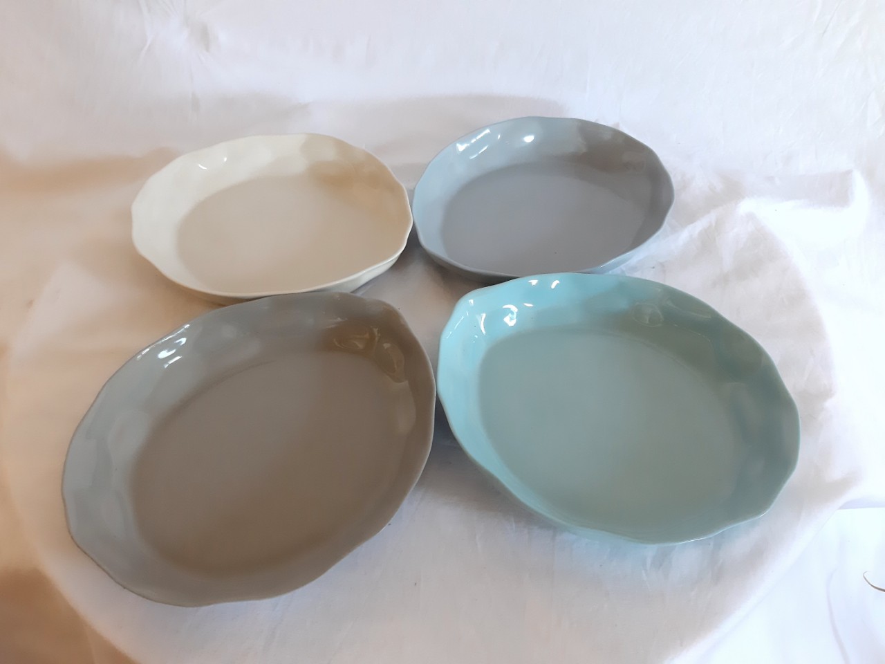 Đĩa Sứ Hình Cánh Hoa Cao Cấp Sang Trọng/ Gốm Sứ Bát Tràng Xuất Khẩu/ 30 * 26 cm, 25 * 22 cm, 20 * 18, 6 * 9 cm/ Quà Tặng Nhà Mới/ Bạn Bè Quốc Tế/ Nhà Hàng Khách Sạn 5 Sao/ Nặn Bằng Tay/ Có Thể Sử Dụng Trong Lò Vi Sóng/ Màu Pastel