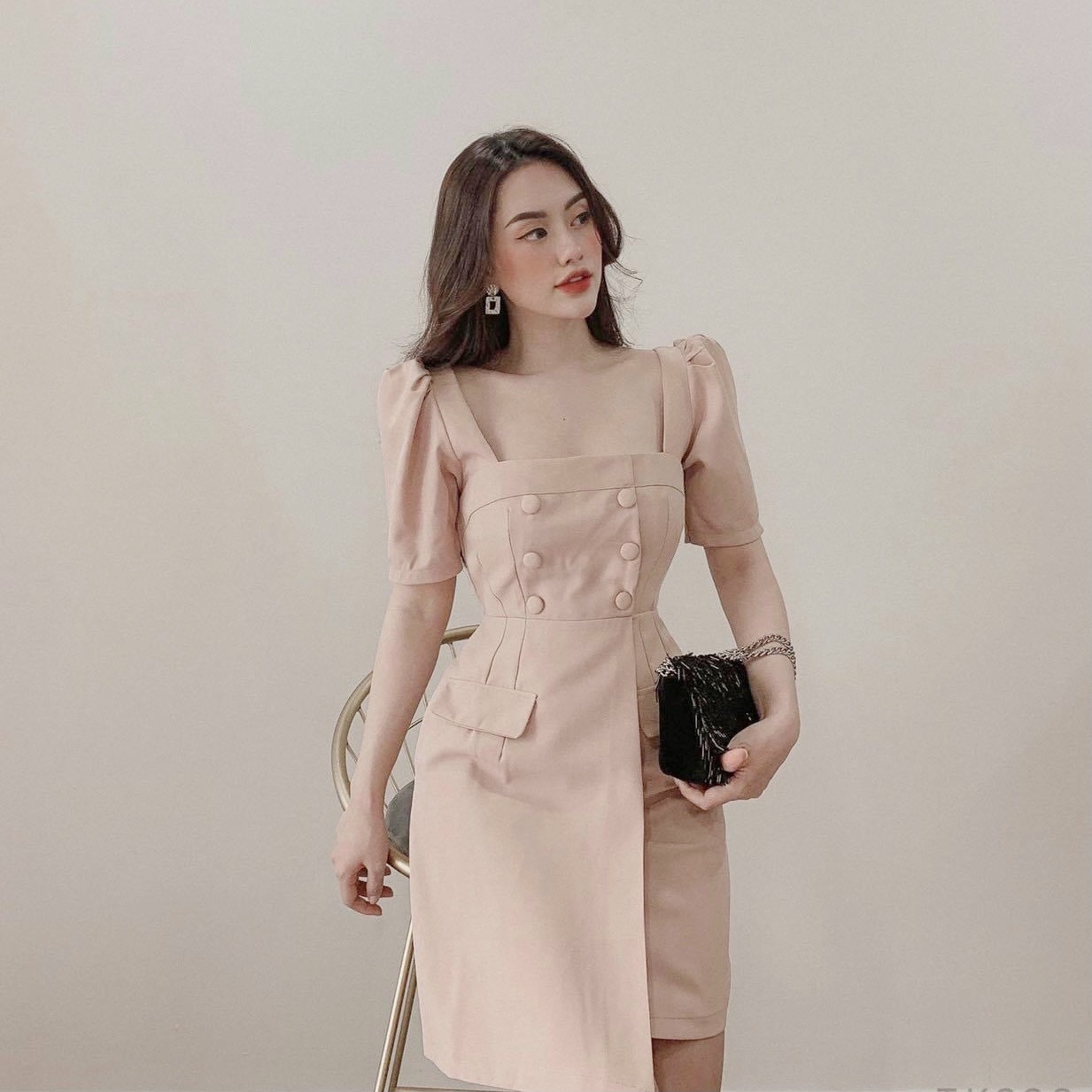 Đầm cổ vuông nút bọc 2 màu