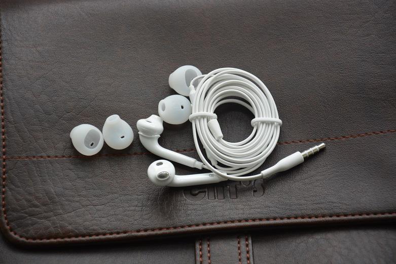 Combo 4 nút cao su bọc tai nghe Samsung (Đen / Trắng)