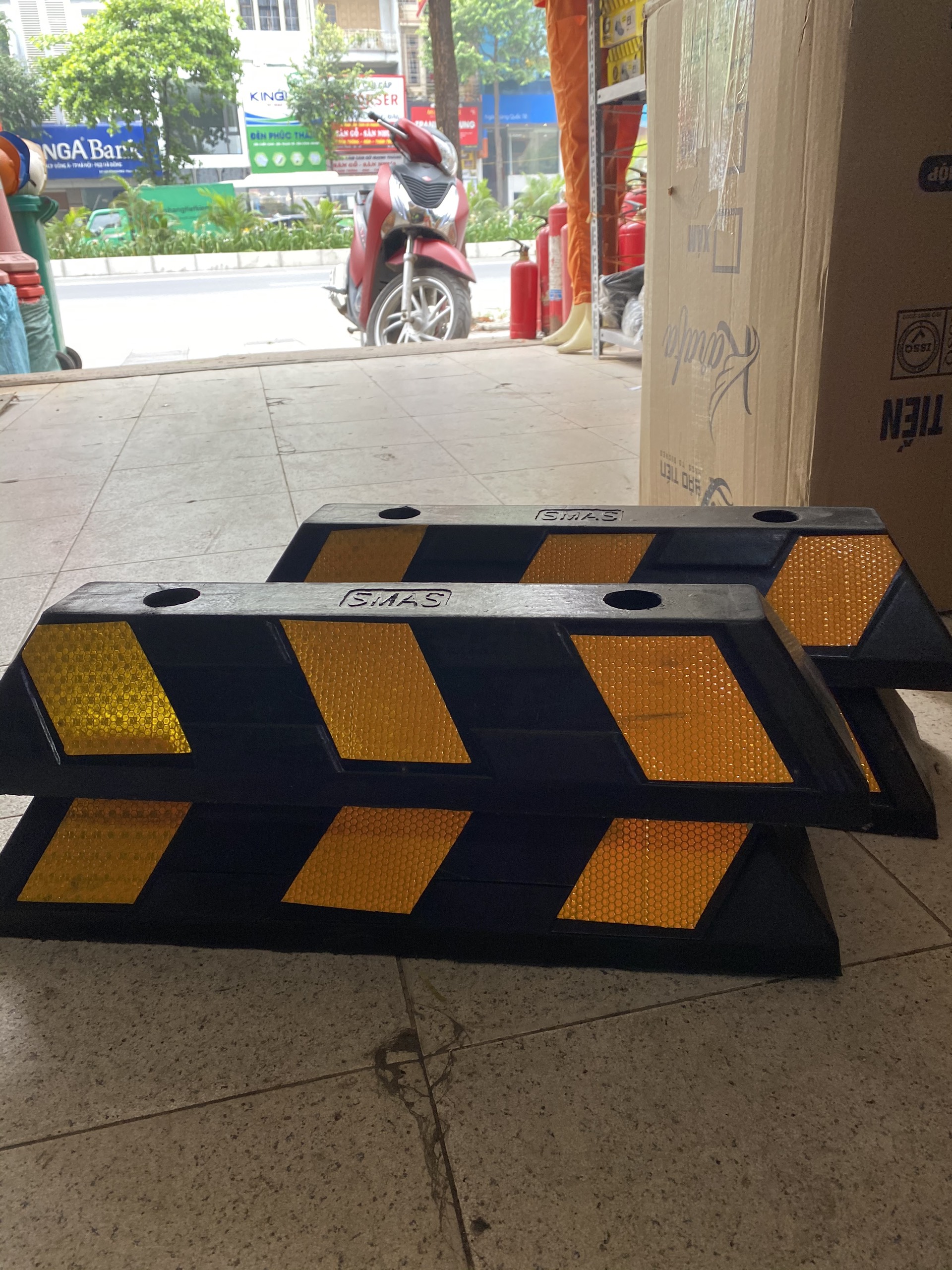 Cục chặn bánh xe ô tô cao su 550mm ( cao cấp )