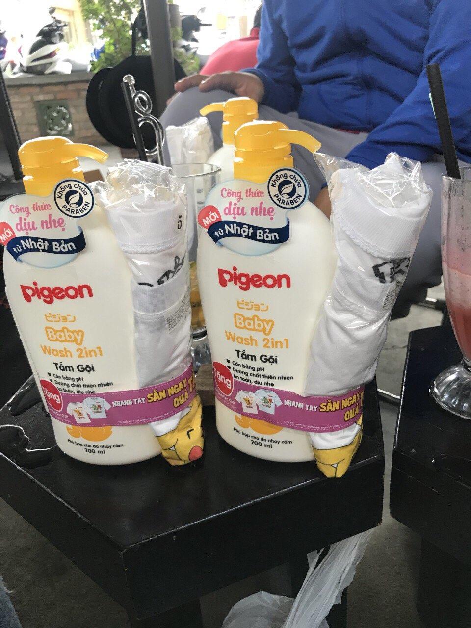 [Tặng áo thun cho bé] Sữa tắm gội 2IN1 Pigeon 700ml