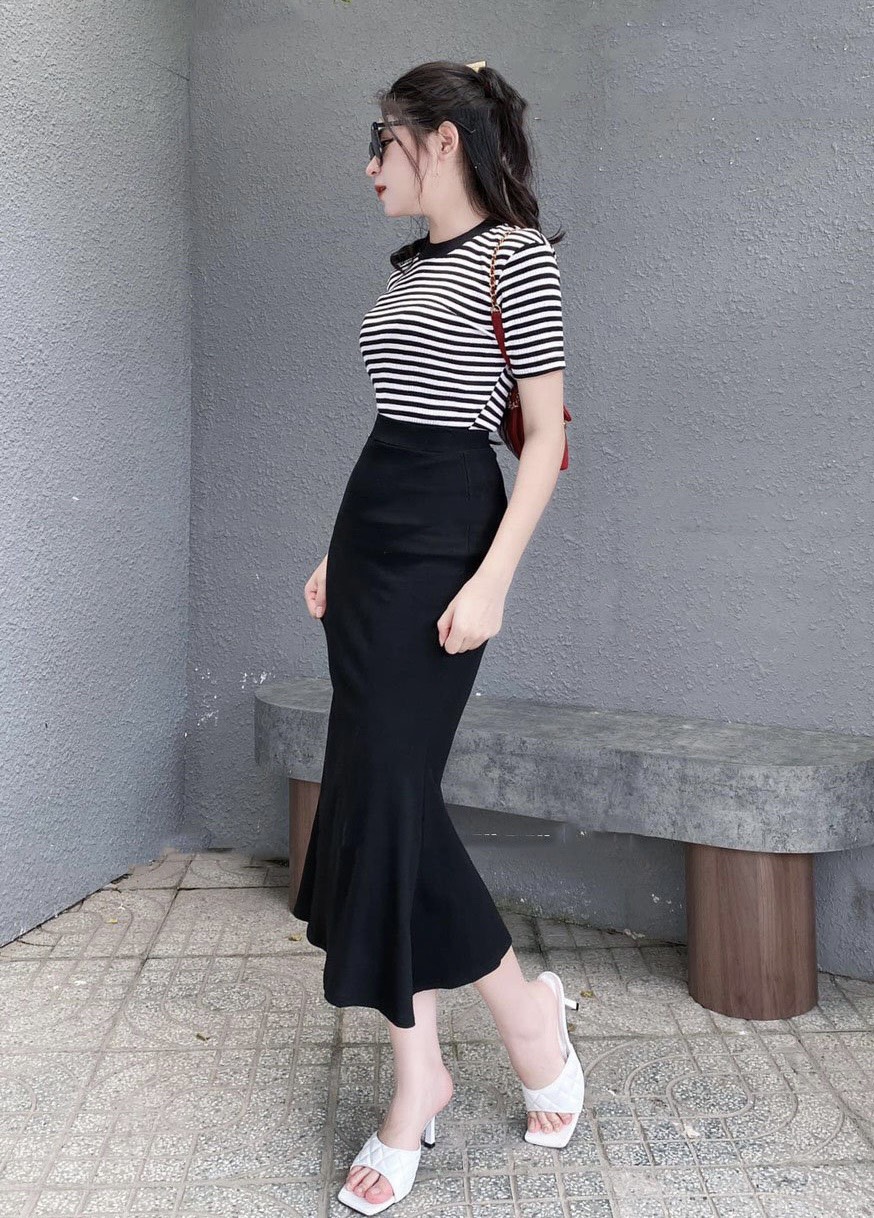 Set kèm áo kẻ và chân váy đuôi cá