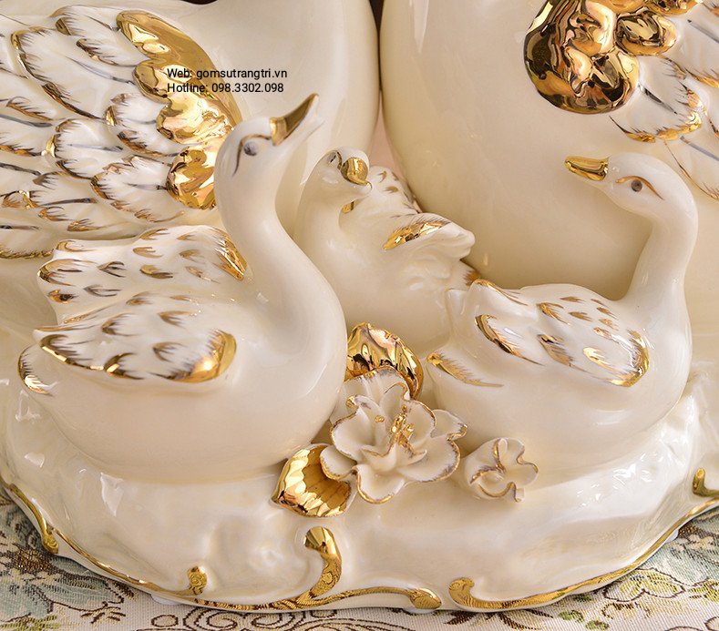 Tượng gia đình thiên nga viền vàng