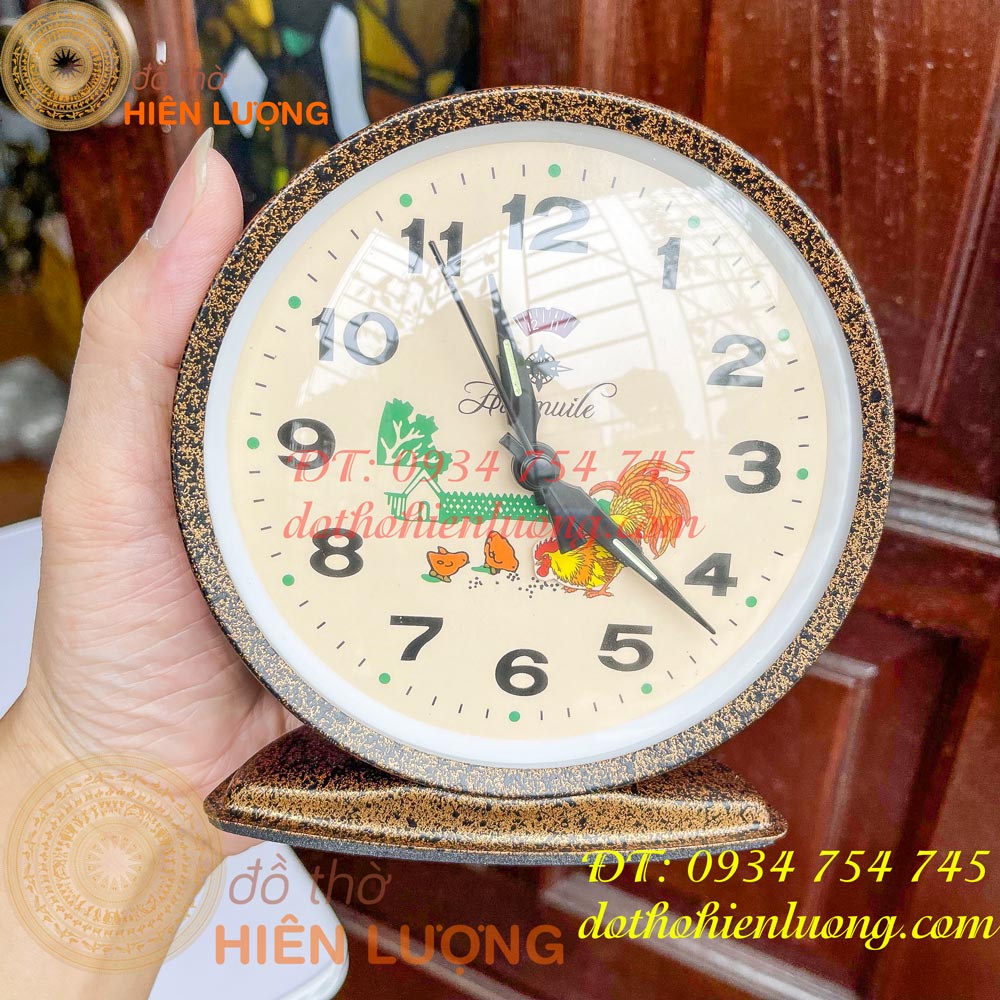 Đồng hồ báo thức in hình con gà mổ thóc, chạy bằng cơ lên dây cót