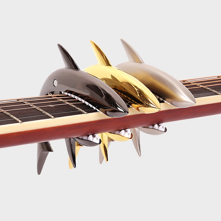 Capo guitar cá mập chọn màu