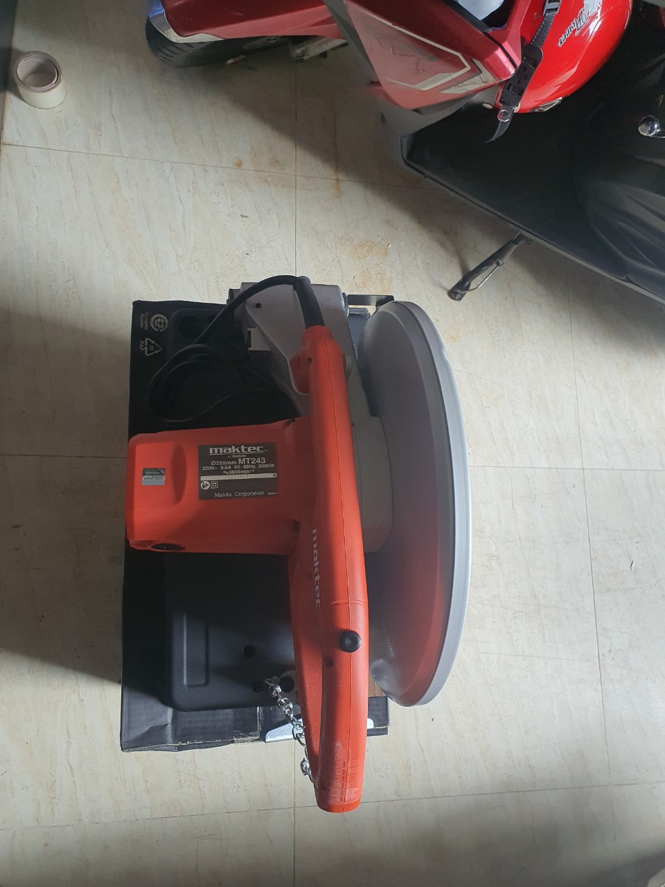 Máy cắt sắt Maktec MT243
