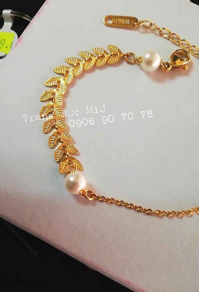 Lắc tay titan chiếc lá mạ vàng
