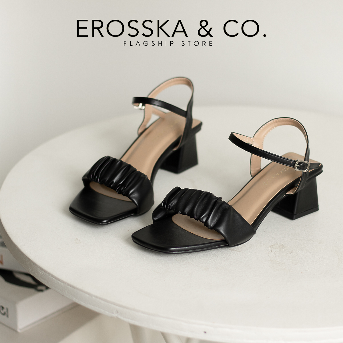 Erosska - Giày sandal cao gót nữ mũi vuông quai nhún cao 5cm màu đen - EB051