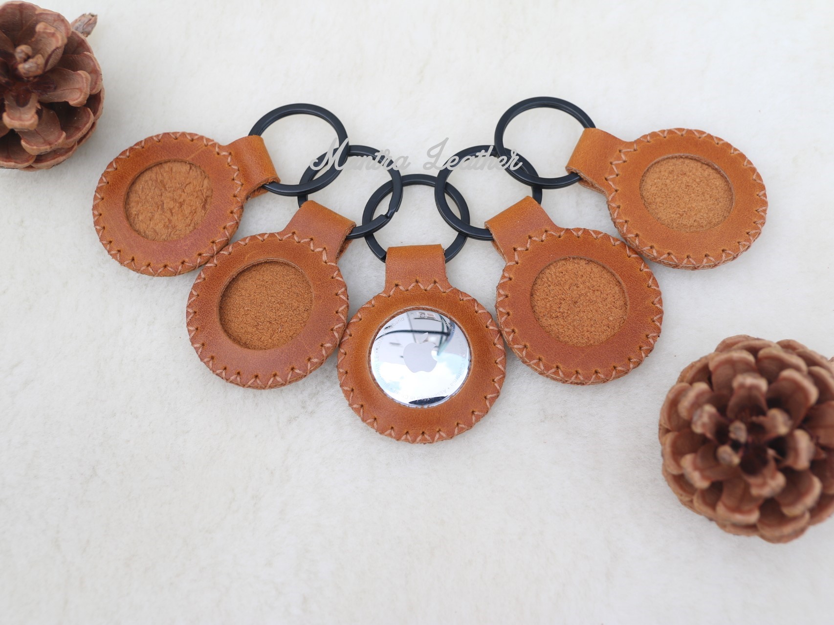 Bao da móc khoá dành cho thẻ AirTag làm thủ công (Handmade)