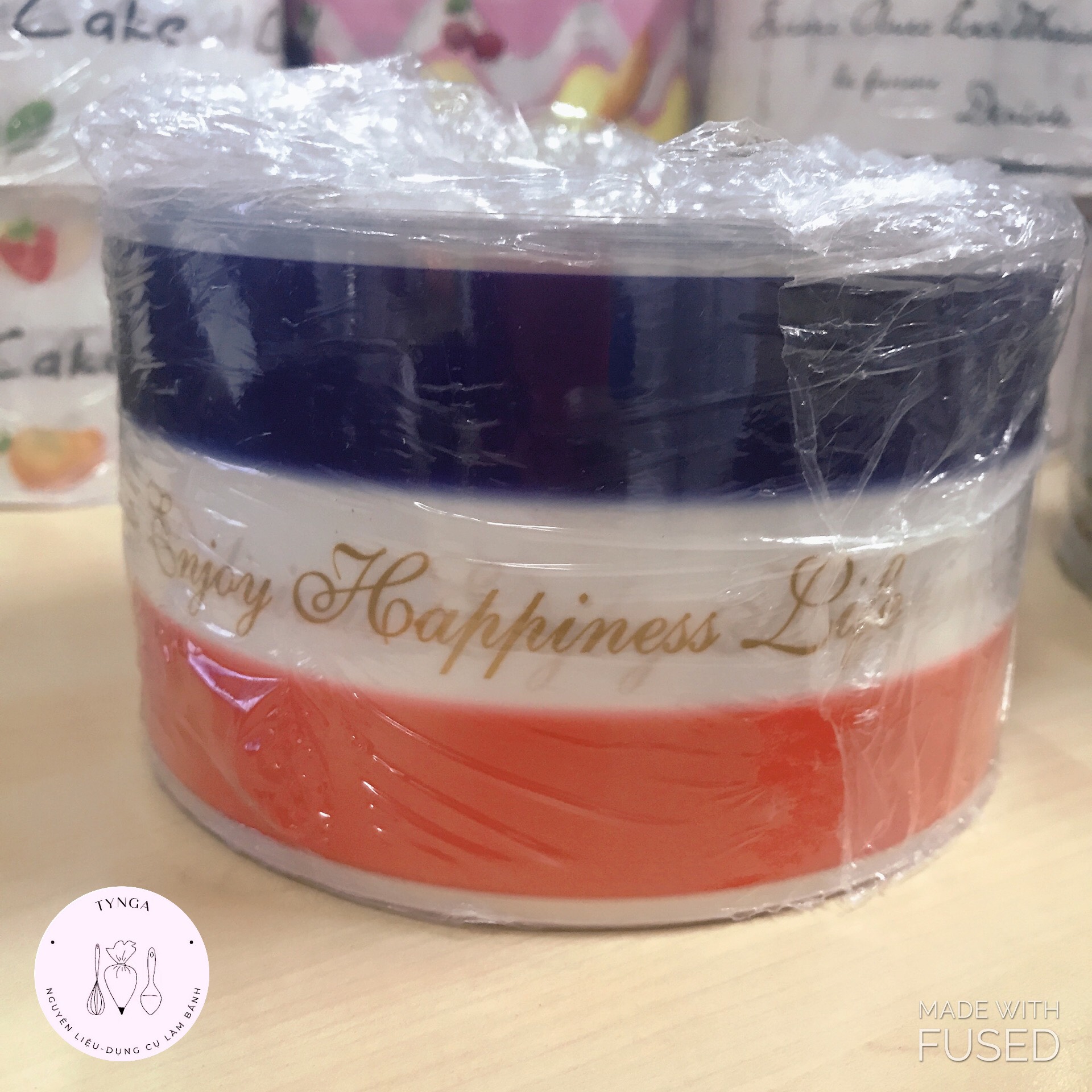 Cuộn mica quấn thành bánh mousse cao 8cm