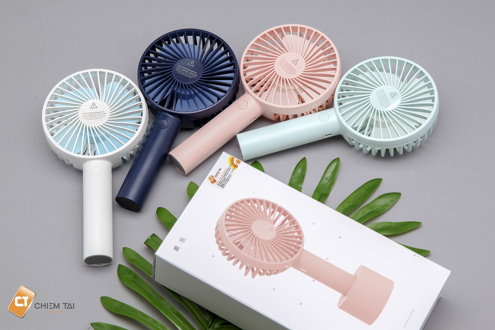 QUẠT MINI TÍCH ĐIỆN CẦM TAY CÓ ĐẾ N9