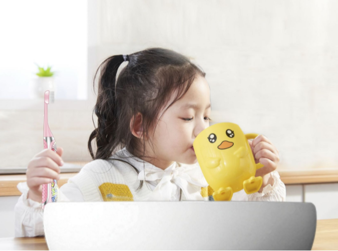 Cốc uống nước cho bé, cốc đánh răng cho bé hình vịt vàng