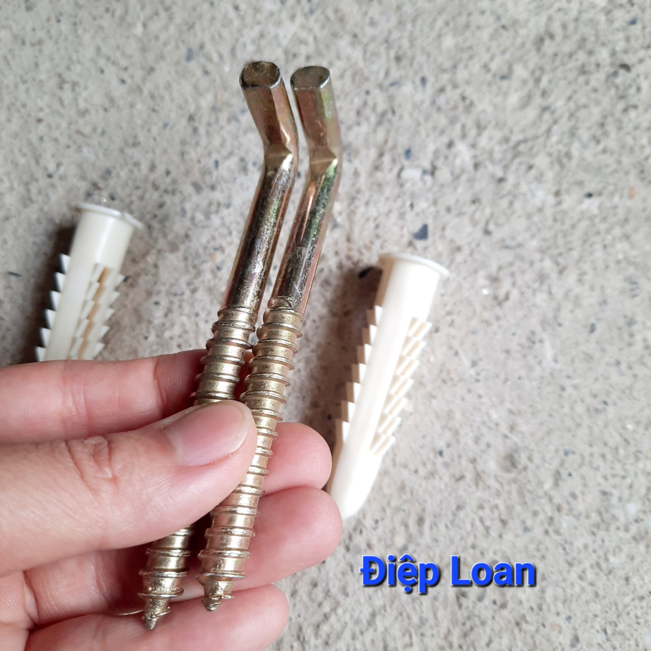 Móc treo bình nóng lạnh
