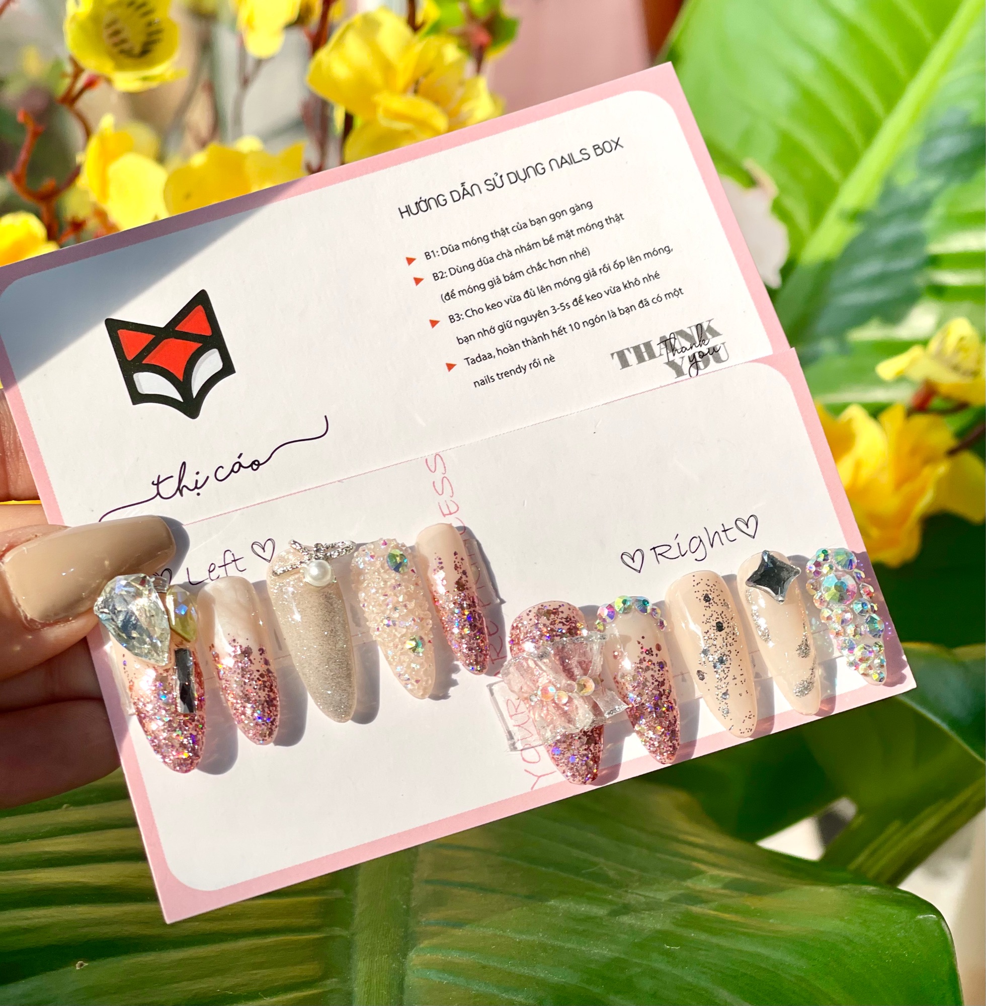 Móng úp giả thiết kế tone hồng lấp lánh