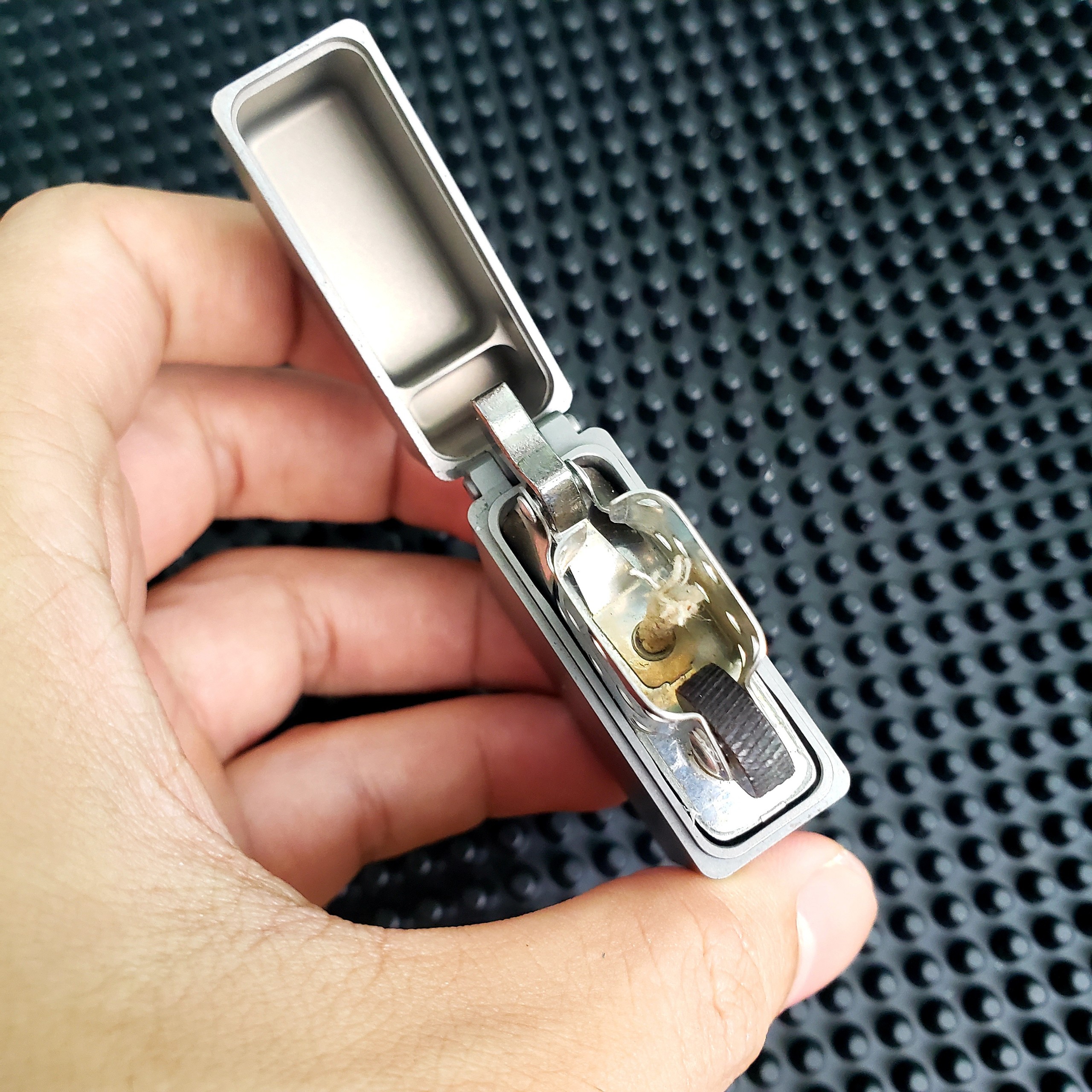 Vỏ quẹt Titanium Tacray - bản lề lồi và có lỗ