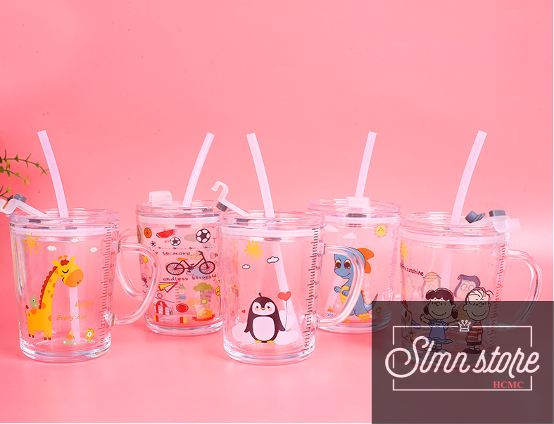 Cup thủy Crystal split vạch 400ml (tặng kèm ống hút) hình ảnh ngộ nghĩnh, cốc thủy Crystal chịu nhiệt 130 ° độ with cover avoid shedding water, cup Cup maker milk for baby (pattern random)