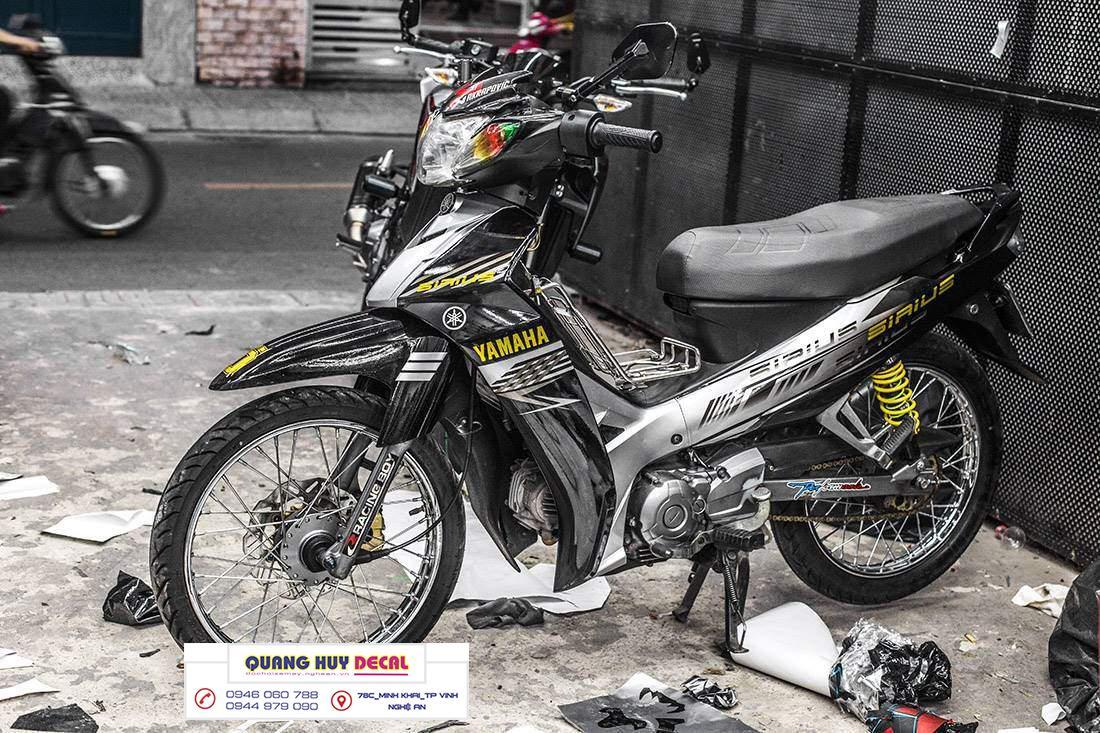 tem trùm xe sirius đen bạc đẹp - làm tem dán xe máy theo yêu cầu - tem trùm xe sirius rẻ và đẹp