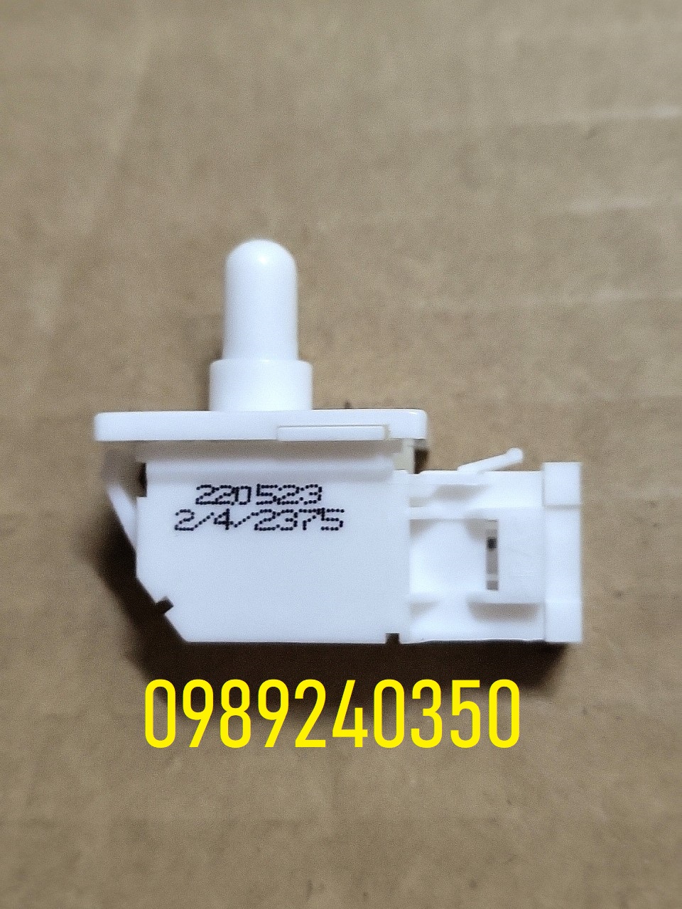 Công tắc cửa tủ lạnh Sharp 3 chân