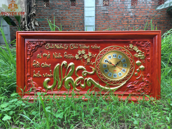 Đồng hồ treo tường trang trí đẹp bằng gỗ Hương cao cấp mẫu chữ Nhẫn kim trôi trạm khắc sắc nét bảo hành 12 tháng mang lại nét sang trọng cho phòng khách gia đình