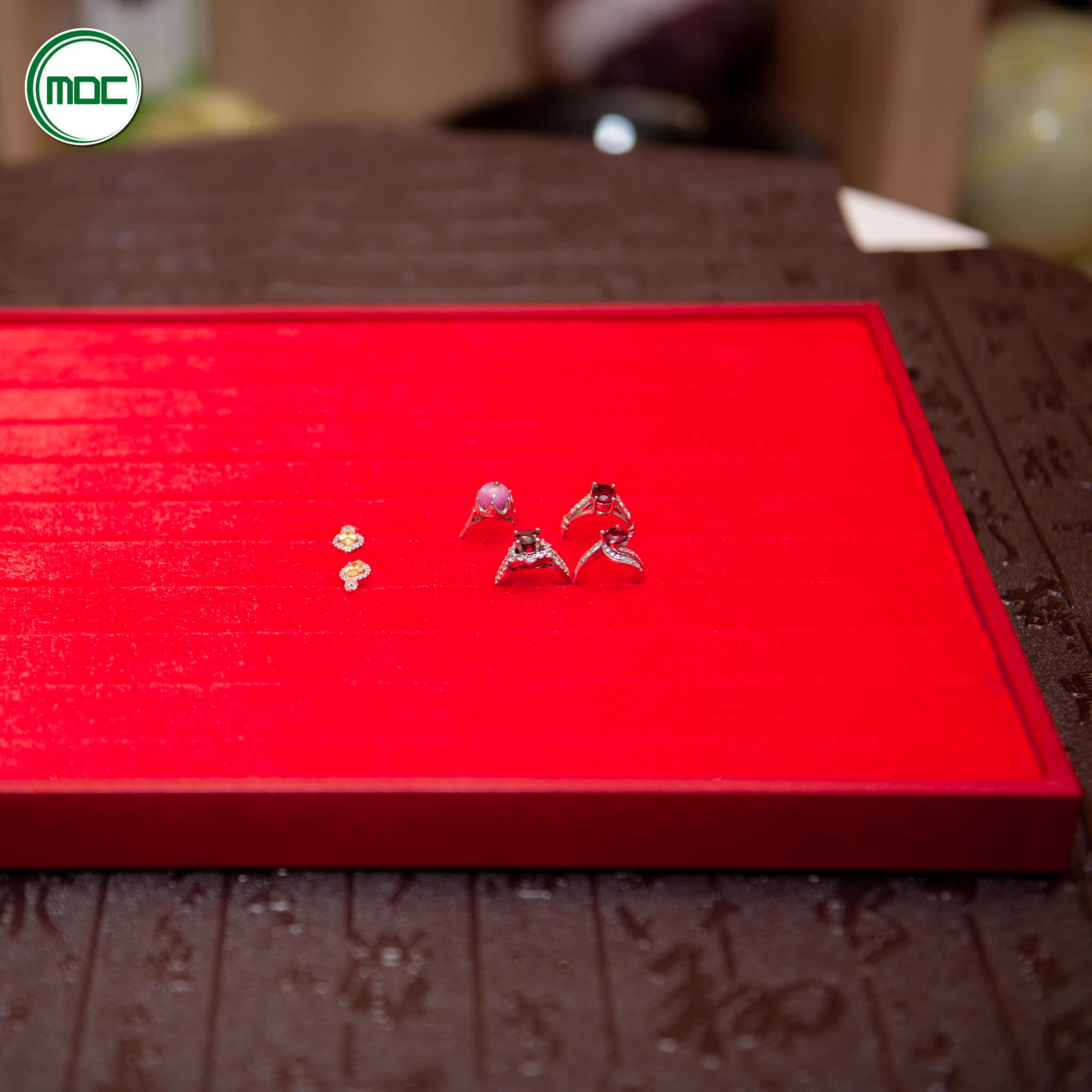 Khay nhẫn nhung trưng bày nhẫn màu đỏ màu đen màu trắng size 32x24x2cm