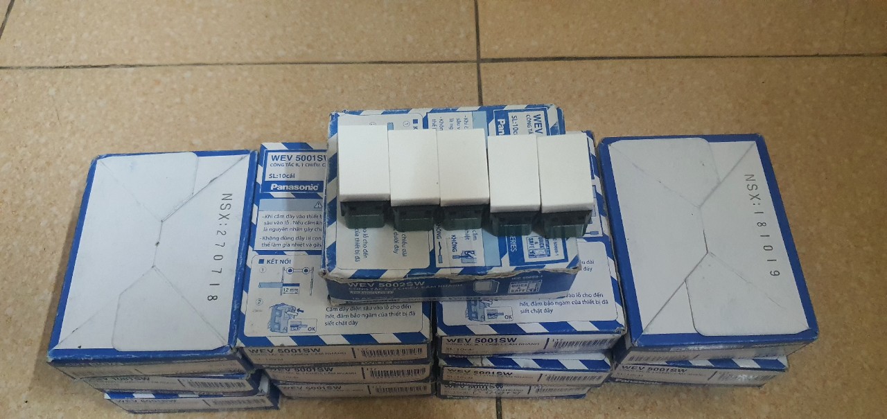 (PANASONIC) Công tắc 2 chiều WEV 5002 SW(16AX 250V) Hạt lớn  Số lượng 1 cái