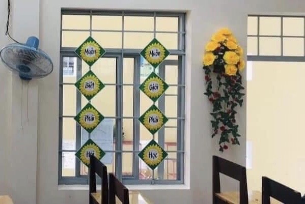 Hoa khẩu hiệu trang trí lớp học