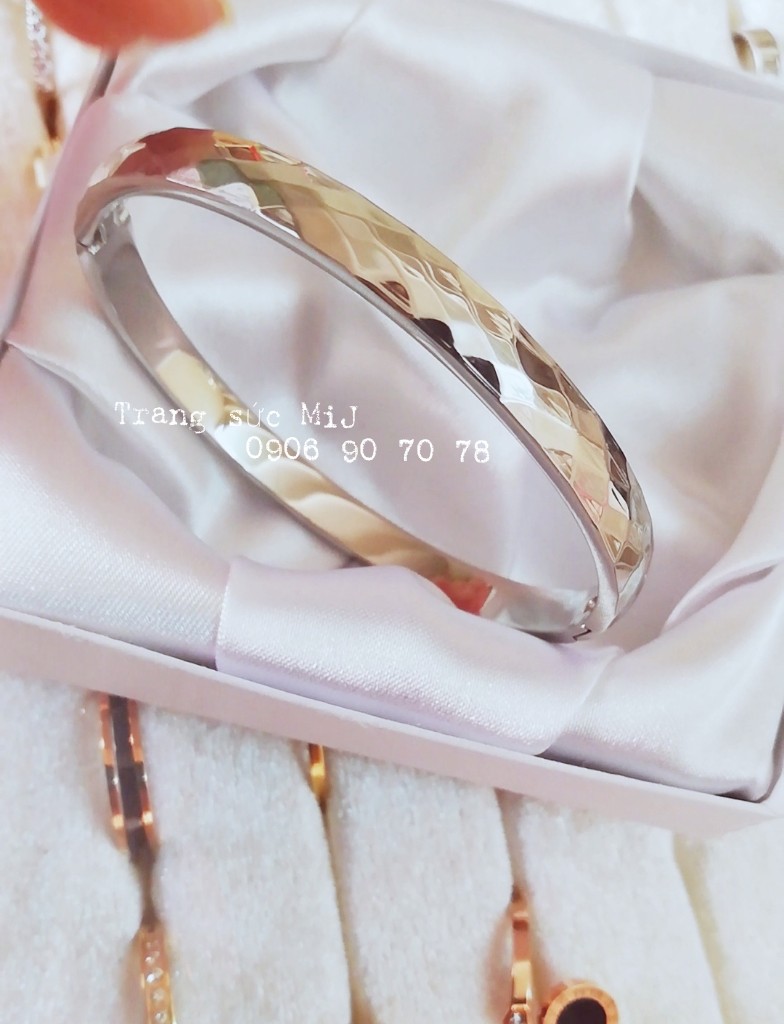 Vòng tay titan sang trọng chạm lục giác