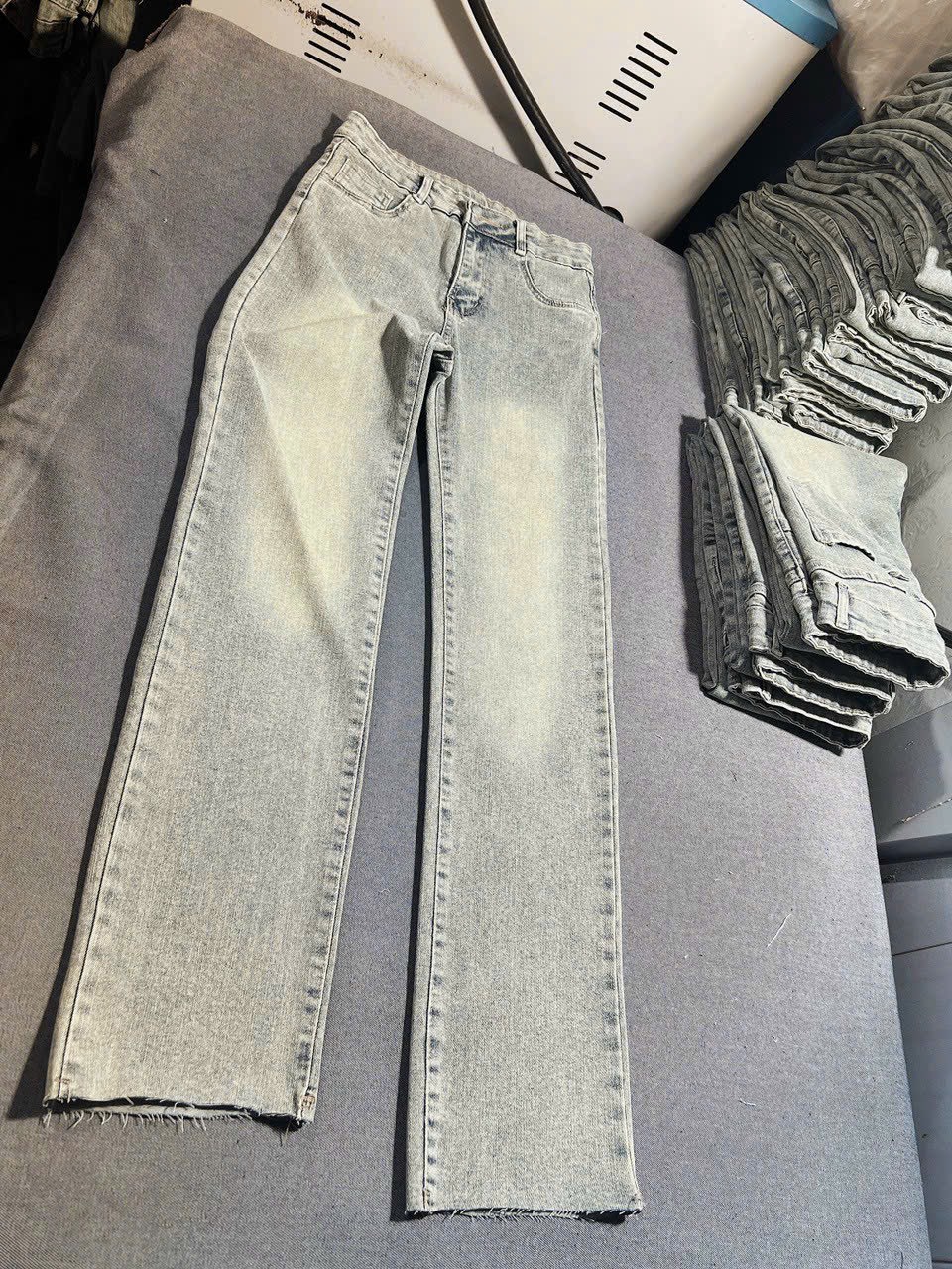Quần jeans ống đứng màu bạc lưng cao hack dáng