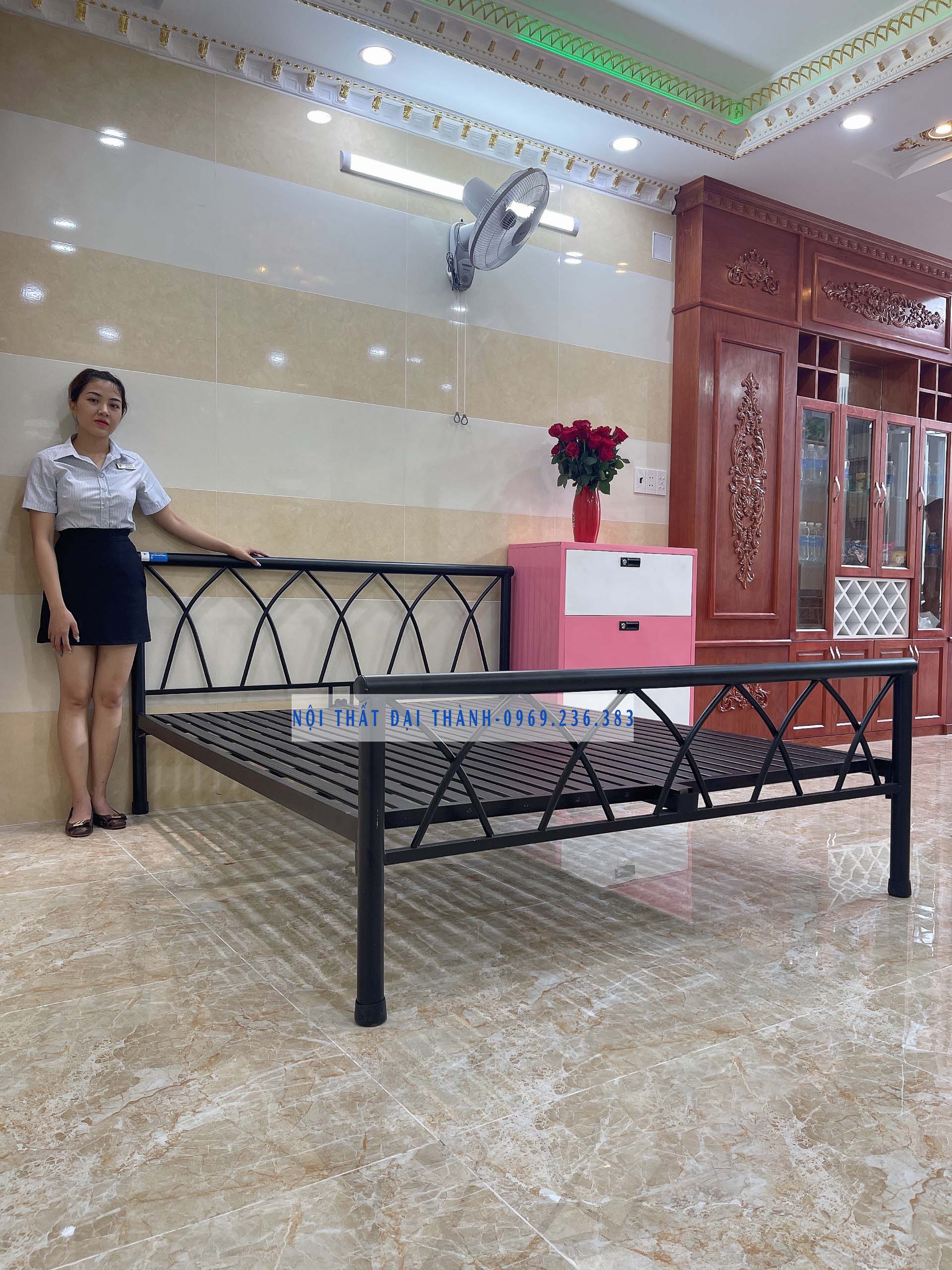 Giường sắt mẫu đan chéo đen NHIỀU kích thước dài 2m
