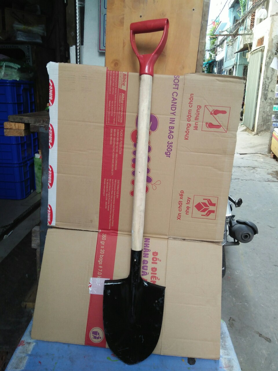 Xẻng công binh cán bằng nhựa