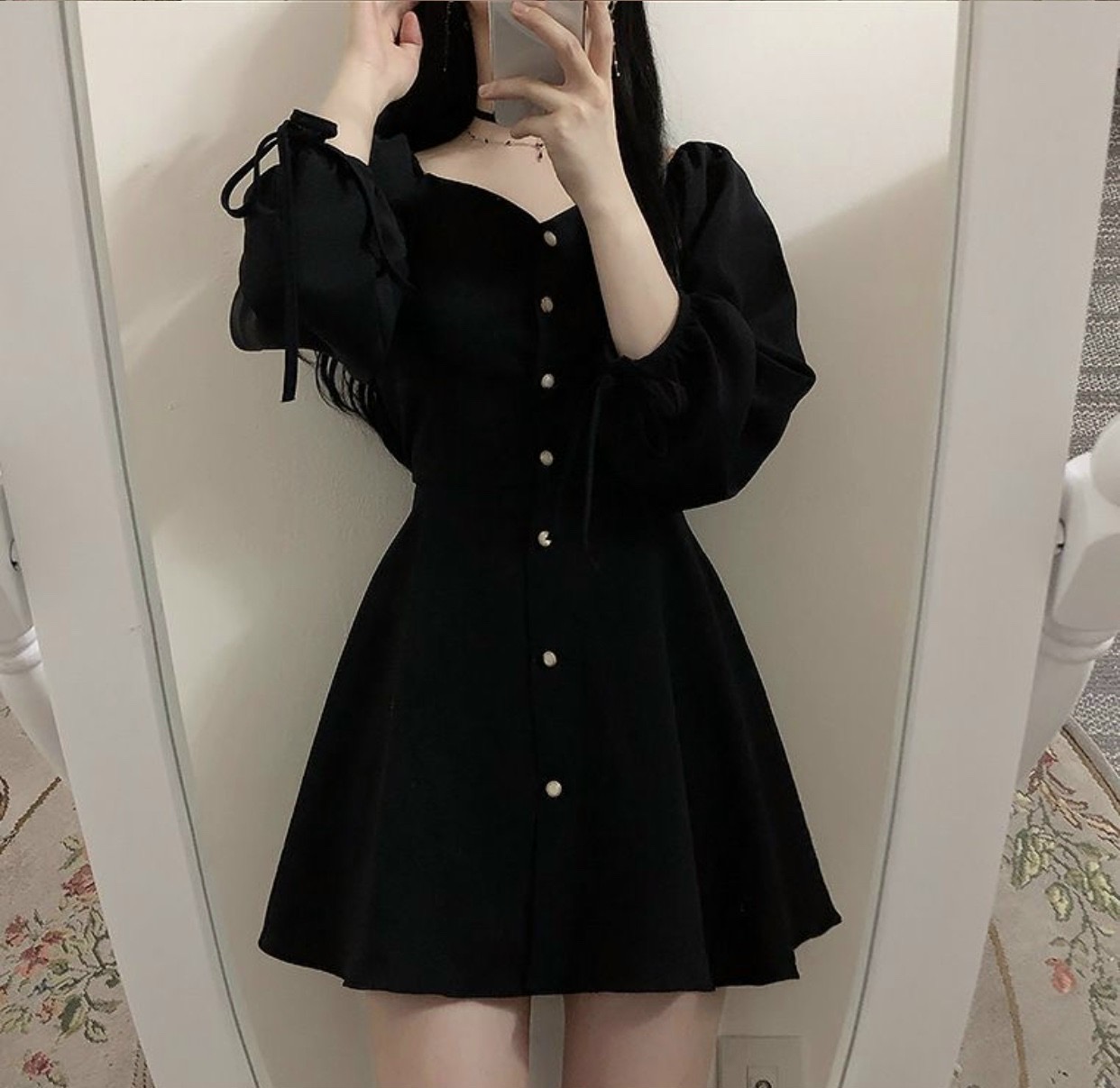 Đầm đen nút tròn tay dài