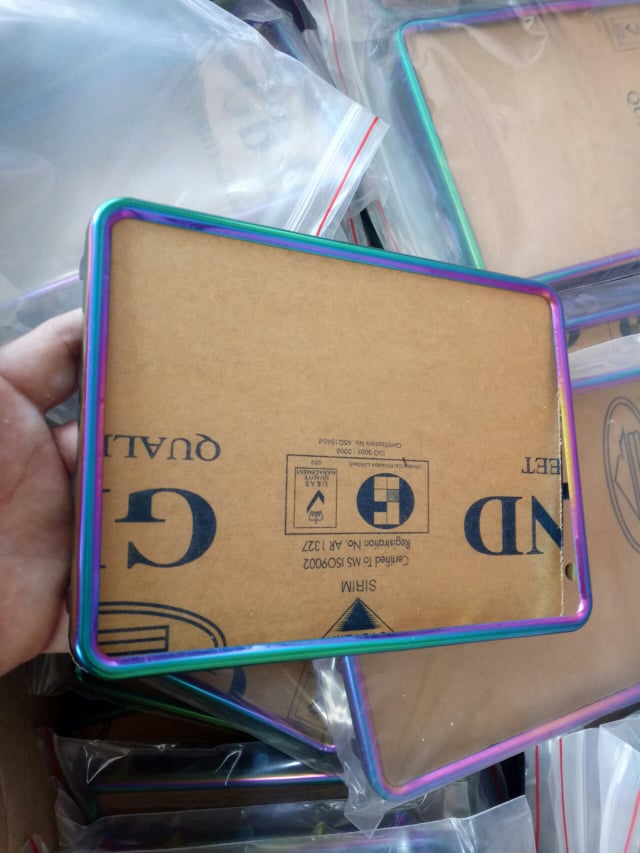 Bộ biển số titan lắp nhiều loại xe máy.(1 viền titan,1 khung inox,1 mica chống nước)