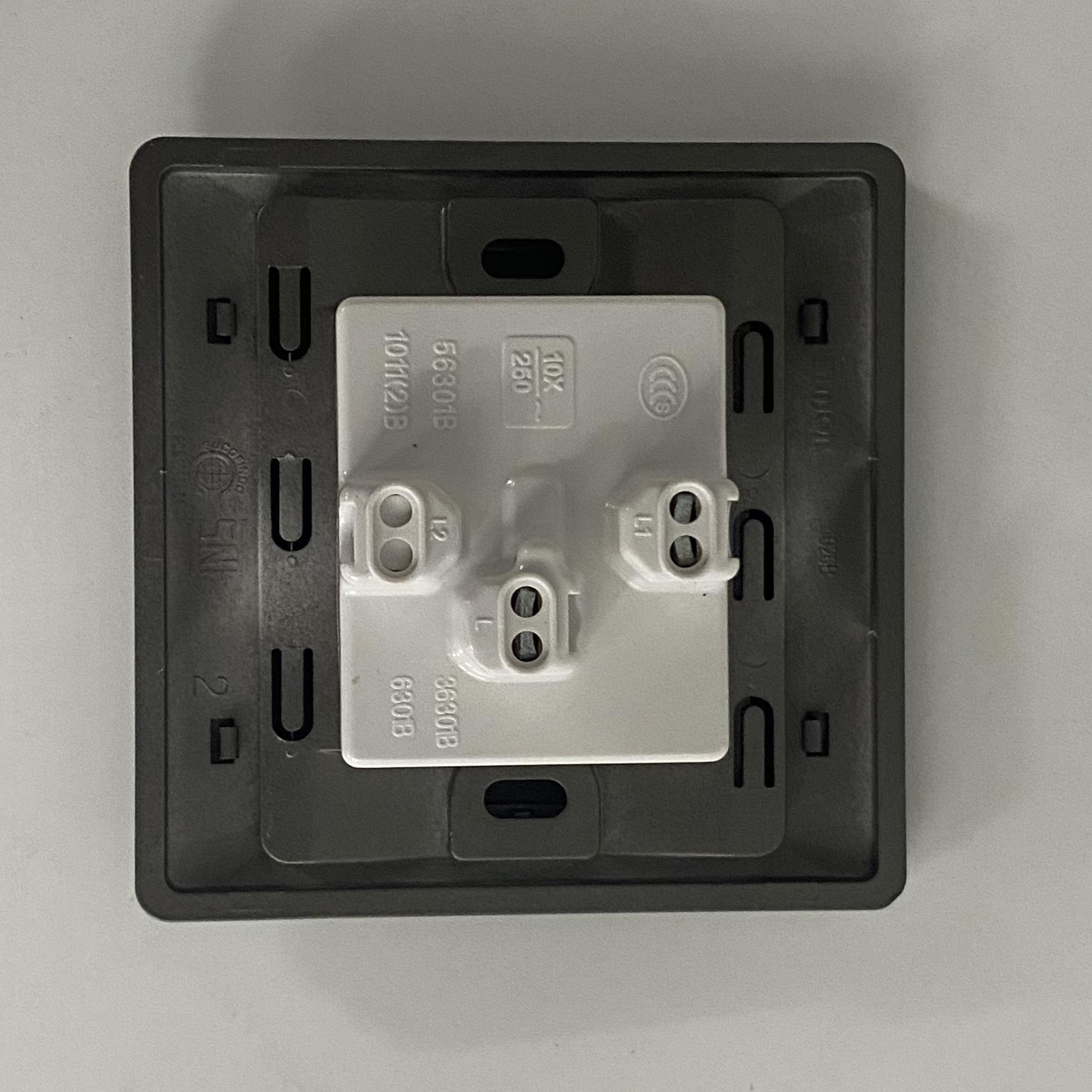 Bộ công tắc đơn 2 chiều chuẩn vuông Simon Series 50