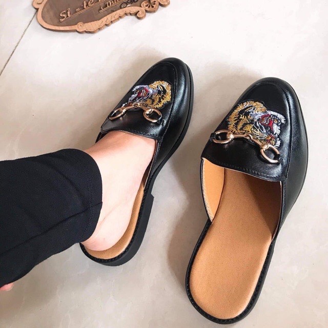 suc da nam dáng lười logo hổ khóa ngang