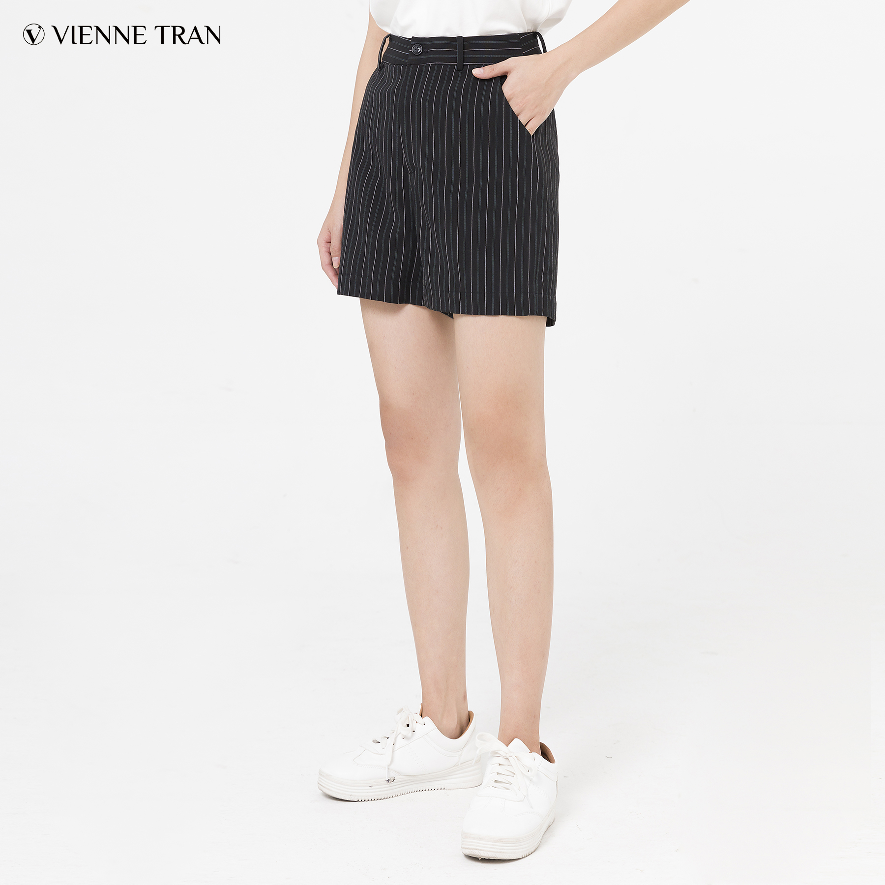 Quần Short VIENTRAN Nữ Kẻ Sọc V64S20T002