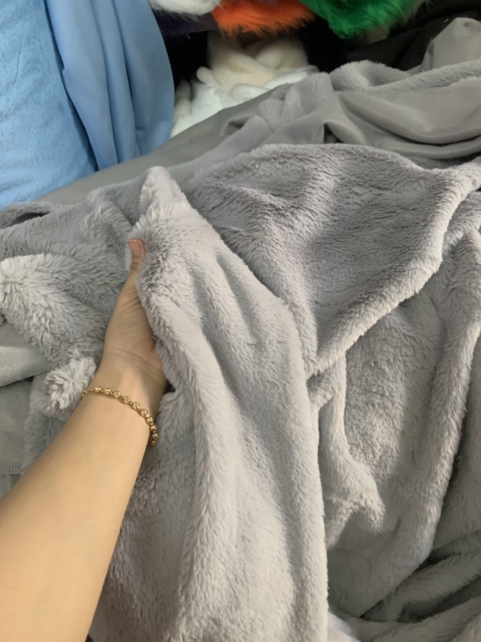 Thảm lông trải bàn trang điểm - thảm lông xám ngắn mịn