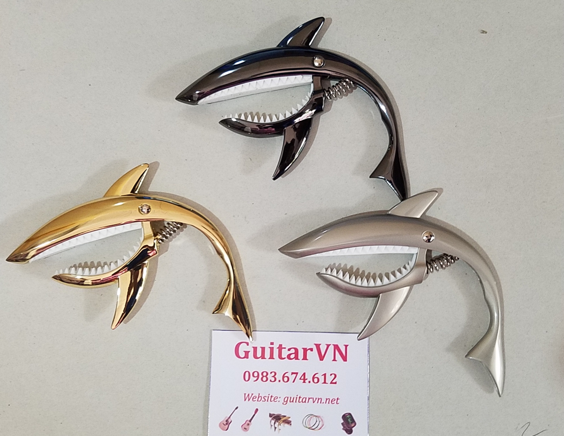Capo guitar cá mập chọn màu