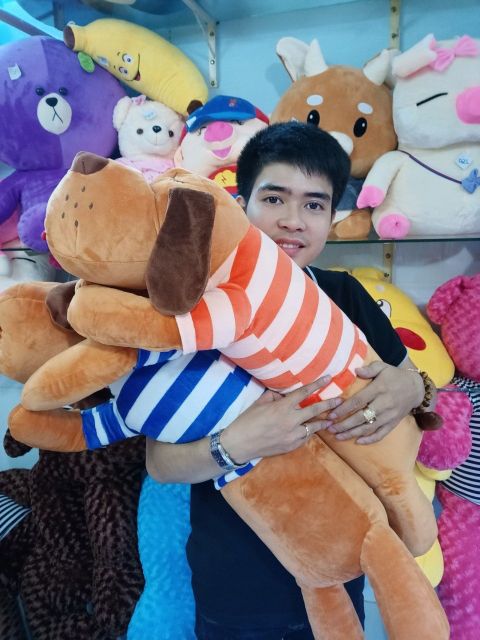 Gối ôm chó bông mặc áo kẻ sọc dài 90cm